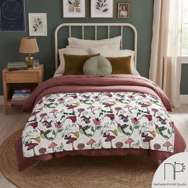 Eleganter Spring Garden Hummingbird & Blume Fleecedecke (Hand-drawn ink hummingbird bignonia flower mushroom sage green botanical fleece blanket)