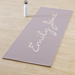 Eleganter Staub-Lila handgeschriebener Schriftname Yogamatte