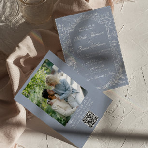 Eleganter Staubblauer Blumen QR-Code Foto-Hochzeit Einladung