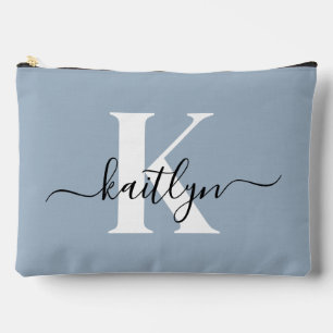 Eleganter staubblauer Schriftmonogramm Zubehörtasche