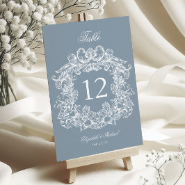 Eleganter Staubblauer Vintage-Wappen Hochzeit Tischnummer