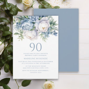 Eleganter staubblauer weißer Blumenstrauß zum 90. Einladung