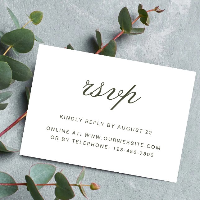 Eleganter Staubgrün-Script-Klassiker Hochzeit RSVP Karte (Elegant dusty green script RSVP cards make guest responses seamless and beautifully coordinated.)