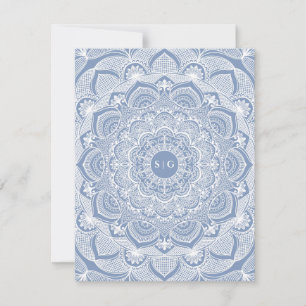 Eleganter, staubiger, weißer Spitzenmanala Einladung