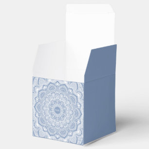 Eleganter, staubiger, weißer Spitzenmanala Geschenkschachtel
