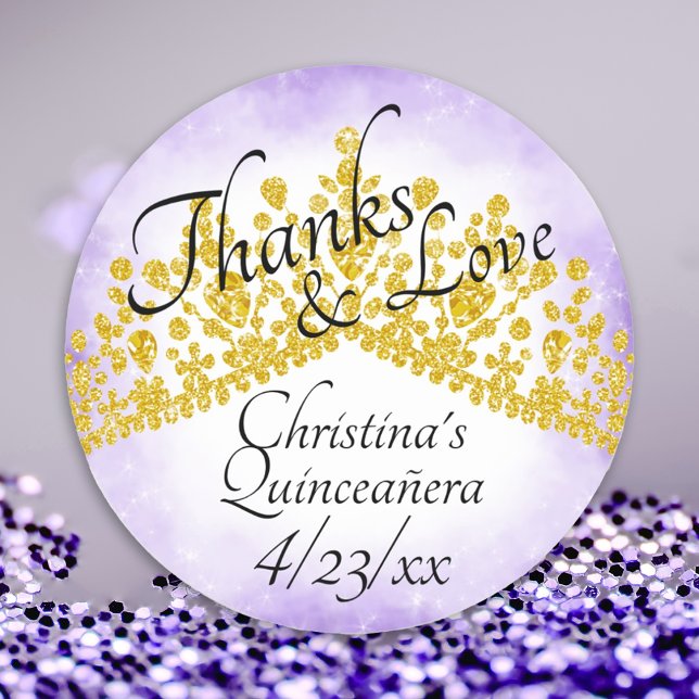 Eleganter Sticker für Lila & Gold Tiara Quinceaner (round gold lavender purple quinceanera stickers gold tiara crown elegant script writing label favor)