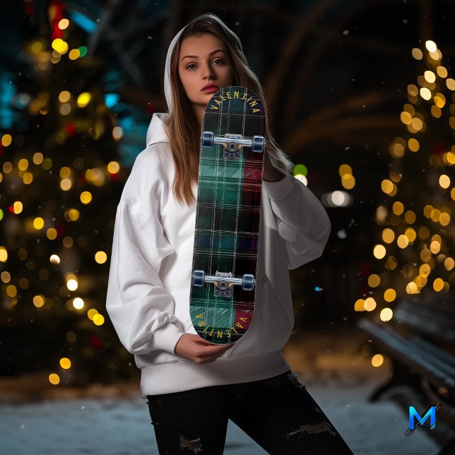 Eleganter Tartan mit festlichem Grün und Rot Karie Skateboard (Von Creator hochgeladen)
