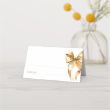 Eleganter Tischschmuck mit goldenen Bögen