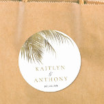 Eleganter Tropical Palm Tree Beach Hochzeit Runder Aufkleber<br><div class="desc">Feiern Sie stilvoll mit diesen modernen und trendigen Hochzeitsaufklebern. Das Design ist einfach zu personalisieren,  damit diese Aufkleber für Ihren besonderen Tag absolut einzigartig sind. Wenn Sie passende Artikel wünschen,  kontaktieren Sie uns bitte und wir sind hier um Ihnen zu helfen.</div>