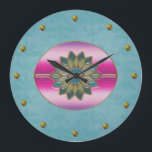 Eleganter Türkis u. rosa Kunst-Deko-Wand-Uhr Große Wanduhr<br><div class="desc">Hübsche Wanduhr getan in einem Türkisdamasthintergrund.  Elegante Grafiken der Goldbolzen stellen die Zahlen,  um den Rand dar,  und ein reizendes Türkis- und rosakunst-Dekoartoval verziert die Mitte der Uhr.  Fertigen Sie besonders an,  um Text zu addieren.  Reizende Uhr für irgendeinen Raum des Hauses oder des Büros.</div>