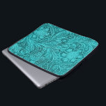 Eleganter türkisfarbener Lederlook verzierte Blume Laptopschutzhülle<br><div class="desc">Elegantes türkisblaues,  Vintages verziertes Lederdesign mit geprägten Blume für Laptop-Ärmel. Verfügbar auf anderen Produkten und kann für jedes der Produkte,  die auf Zazzle angeboten werden,  angefordert werden.</div>
