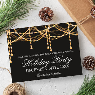 Eleganter Urlaub Save the Date Gold String Lights Ankündigungspostkarte