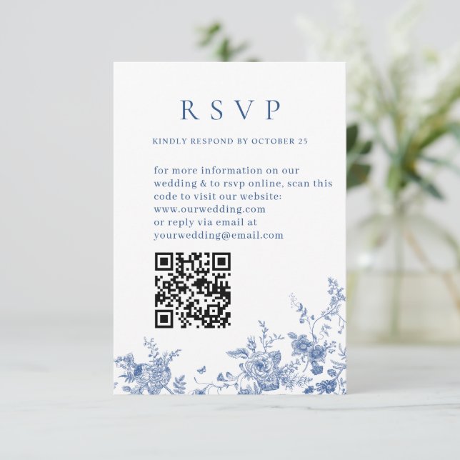 Eleganter Viktorianischer Blue Floral Wedding QR-C RSVP Karte (Stehend Vorderseite)