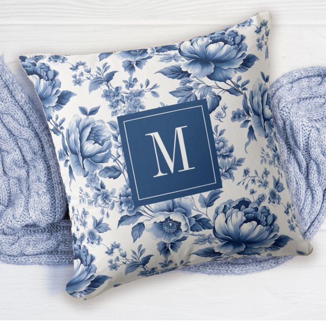 Eleganter Vintag Blue Floral English Garden Kissen (A pretty monogram blue and white floral pillow is an elegant accent to any room.)