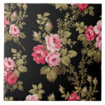 Eleganter Vintag rosa Rosen-Schwarzer Hintergrund Fliese<br><div class="desc">Herrliche Sprays mit eleganten romantischen rosa Rosen und üppiges grünes Blattwerk auf schwarzem Hintergrund. Das Muster ist nahtlos und kann mit den Schaltflächen   und - im Designwerkzeug nach oben oder unten skaliert werden.</div>