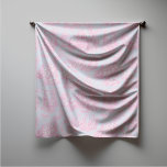 Eleganter Vintager rosa Blauer Jouy-Platz Schal<br><div class="desc">Vintages Retro-blaues Rosa Toile de jouy Scarf. Genießen Sie den Schrank mit der zeitlosen Eleganz von toile de jouy Vintagen Designs, inspiriert durch die exquisiten Muster französischer Landschaftsbilder. Diese ausgeklügelten Toile-Drucke sind im Augenblick ein Alltagswut, schöne Designs, die natürliche Schönheit und Charme bringen. Dieser modische Schal verbindet traditionellen und zeitgenössischen...</div>