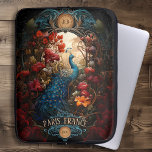 Eleganter Vintager Viktorianischer Pfau Laptopschutzhülle<br><div class="desc">Vintager Viktorianischer Peacock Electronics Fall | Editierbares Design Transformieren Sie Ihre Elektronik mit diesem Regal Vintagen Viktorianisch Peacock Electronics Case - eine elegante Ergänzung zum Schutz Ihrer Geräte. Dieser Pfauenkoffer wurde erstellt, um Ihre elektronischen Essentials zu verbessern. Eine Touch von Kunsthandwerk und Kunsthandwerk aus der Jahrhundertwende, indem sie den Pariser...</div>
