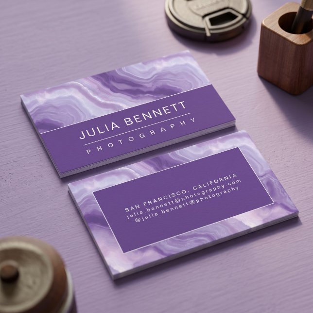 Eleganter violetter Geode Visitenkarte (Simulated business cards on table)