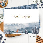 Eleganter Wald und Fox, Frieden und Freude Feiertagskarte<br><div class="desc">Personalisieren Sie diese wunderschöne Urlaubskarte mit exquisiter blauer Aquarellwaldszene mit Fuchs, der im Schnee spielt, mit dem Satz "Friede und Freude" in einer Mischung aus handgeschriebener Kalligraphie und Blocktypografie. Füllen Sie unten Ihre eigene Nachricht und Ihren eigenen Namen aus. Zurück in ansprechendem elegantem, schwirlem Paisley-Muster in Blau- und Silbergrautönen. Teil...</div>