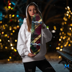 Eleganter Weihnachts-Tartan in Gold und Burgunderr Skateboard