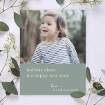Eleganter Weihnachtsmann | Graues grünes Foto Chic Feiertagskarte<br><div class="desc">Einfache, stilvolle, elegante, flache Urlaubsfotokarte mit moderner minimaler Typografie zitieren "Feiertagssjubiläum und ein glückliches neues Jahr" in Weiß auf grauem Waldschluchshintergrund. Name, Jahr und Gruß lassen sich leicht für eine persönliche Touch anpassen. Eine raffinierte, minimalistische und zeitgenössische Weihnachtskarte, um sich von der Menge dieser Feriensaison abzuheben! Das abgebildete Bild dient...</div>