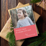 Eleganter Weihnachtsmann | Himbeerrotes Foto Feiertagskarte<br><div class="desc">Einfache, stilvolle, elegante, gefaltete Urlaubsfotokarte mit minimaler Typografie zitieren "Feiertagsjubiläum und ein glückliches neues Jahr" in Weiß auf einem roten, roten roten roten roten roten Hintergrund. Name, Jahr und Gruß lassen sich leicht für eine persönliche Touch anpassen. Eine raffinierte, minimalistische und zeitgenössische Weihnachtskarte, um sich von der Menge dieser Feriensaison...</div>
