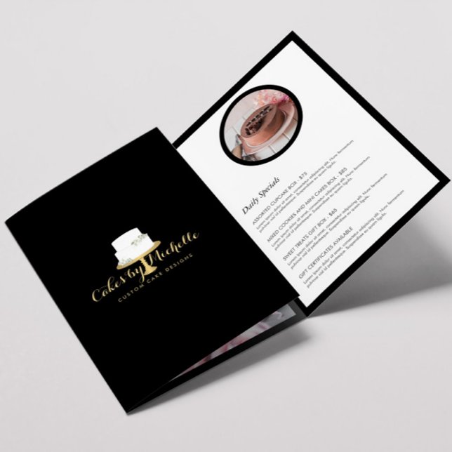 Eleganter weißer Kuchen mit Broschüre Florals II B (Von Creator hochgeladen)