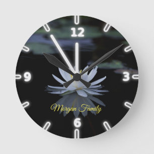 Eleganter Weißer Lotussee Personalisiert Runde Wanduhr