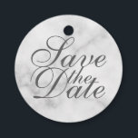 Eleganter weißer Marmor Hochzeit speichern Sie das Geschenkanhänger<br><div class="desc">Elegantes Design mit dem Titel "Save the Date" in grauem,  elegantem Schriftart auf weißem Marmorboden.</div>
