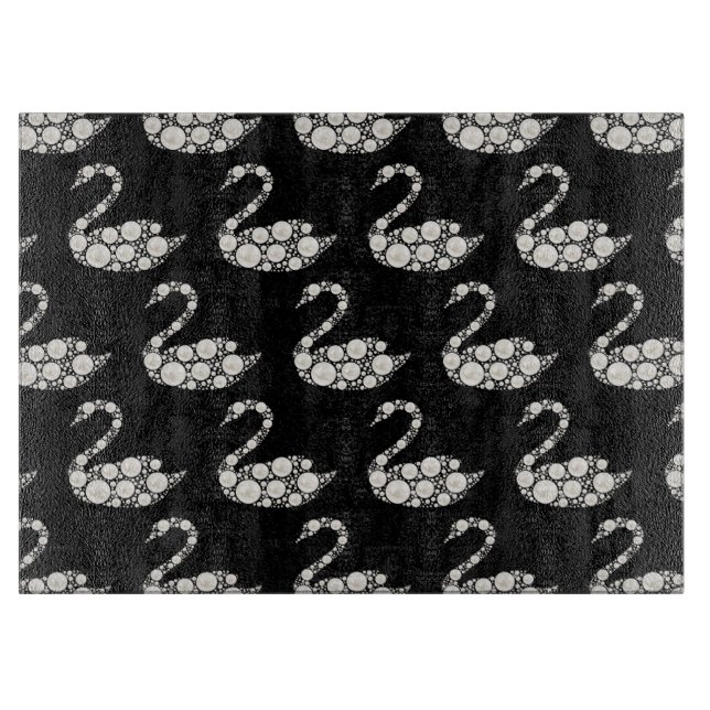 Eleganter weißer Perlenschwan auf schwarzem Hinter Schneidebrett (Vorderseite)