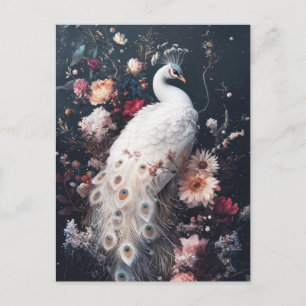 Eleganter weißer Pfau im nächtlichen Blumengarten Postkarte