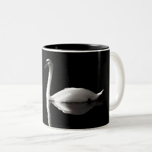 Eleganter weißer Schwan Reflektion am Schwarzen Se Zweifarbige Tasse