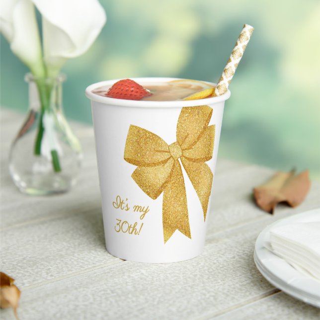 Eleganter White and Gold Glitzer Bow Birthday Pappbecher (In Situ)