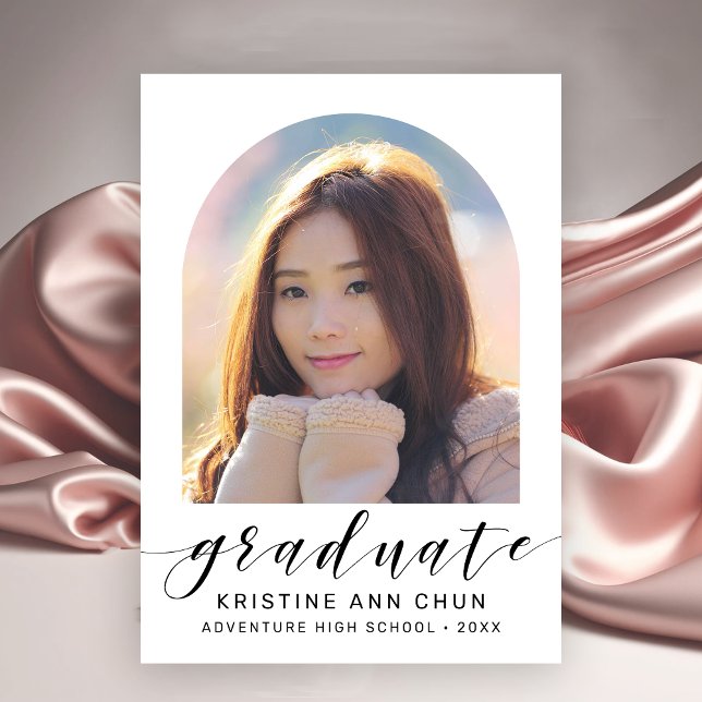 Eleganter White Arch 2025 Foto Abschluss Ankündigung (Simple White and Black Photo Graduation Announcement)