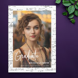 Eleganter White Mathematics Script Foto Abschluss Ankündigung<br><div class="desc">Elegantes Schwarz-Weiß-Foto mit mathematischem Hintergrund. Ideal für Mathe-Liebhaber oder für diejenigen,  die einen Abschluss oder eine technische Karriere hinter sich haben. Illustriert und entworfen von Patricia Alvarez.</div>