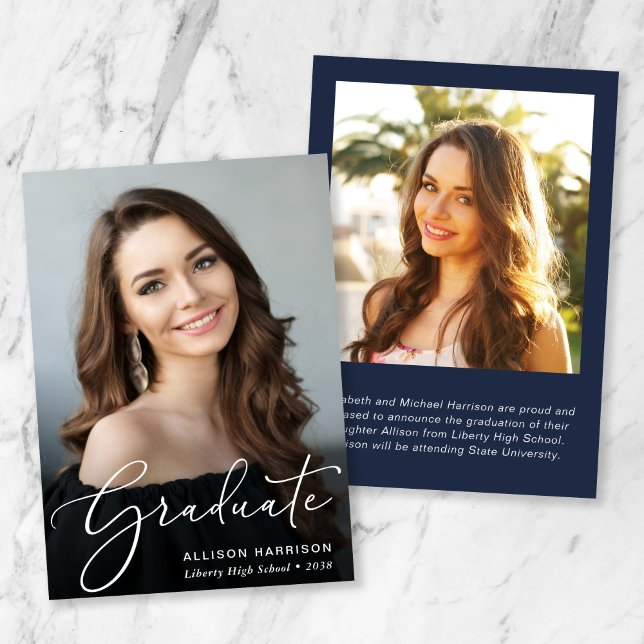 Eleganter White Script Foto Overlay Blue Abschluss Ankündigung (An elegant photo graduation announcement to celebrate the graduate's achievements)