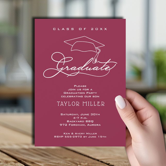 Eleganter White Script Maroon Abschluss Einladung (Elegant white script and grad hat maroon graduation party invitations)
