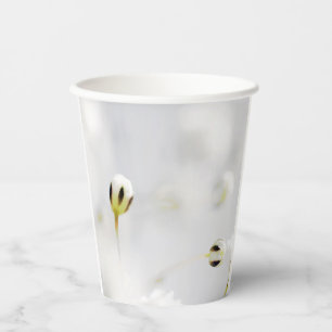Eleganter Whitepaper-Becher mit weißer Blume Pappbecher