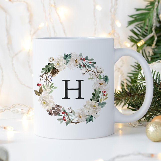 Eleganter Winter Floral Wreath Monogram Holiday Kaffeetasse (Von Creator hochgeladen)