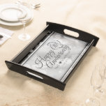 Elegantes 10. Zehn-Hochzeit-Jubiläum Holz Serviertablett<br><div class="desc">Feiern Sie das 10. Zinn** Hochzeitsjubiläum im Stil mit diesem Serviertablett aus Holz! Elegante, schwarze Schrift mit sechseckigen Konfetti auf einem Zinnuntergrund verleihen diesem besondere Anlass eine unvergessliche Touch und einen Meilenstein. Passen Sie sich die Namen und Daten der Ehe an. ** Der Zinneffekt wird simuliert; bei der Herstellung dieses...</div>