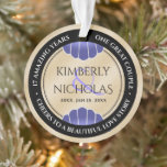 Elegantes 17. Muscheln Beach Sand Hochzeit Ornament<br><div class="desc">Feiern Sie den 17. Muscheln Hochzeitstag mit diesem stilvollen Ornament! Elegante Schwarz-Weiß-Schriftzeichen mit stilisierten Muscheln auf weißem Sandboden sorgen für eine unvergessliche Touch für diesen besondere Anlass und einen Meilenstein. Personalisieren Sie sich mit den Namen der Paare, Daten der Ehe und Glückwunschbotschaften auf den Felsen. Die Rückseite zeigt identisches Design....</div>