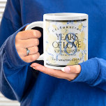 Elegantes 18. Geburtstag von Porzellan Jumbo-Tasse<br><div class="desc">Feiern Sie den 18. Geburtstag der Porzellanhochzeit mit ein paar dieser stilvollen Riesenkaffees! Elegante Schriften mit vergoldeten sechseckigen Konfetti auf weißem und porzellanblauem Marmorboden sorgen für eine unvergessliche Touch für diesen besondere Anlass und Meilenstein. Personalisieren Sie die Namen des Paares, die Ehedaten und/oder Glückwunschnachrichten. Umkehrung zeigt identisches Design. Design ©...</div>