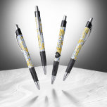 Elegantes 18. Geburtstag von Porzellan Kugelschreiber<br><div class="desc">Dieses stilvolle Stift trägt dazu bei, den 18. Geburtstagsfeiern in Porzellan eine besondere Touch zu verleihen! Elegante Schwarz-Weiß-Schriftzüge mit vergoldeten sechseckigen Konfetti auf weißem und porzellanblauem Marmorboden sorgen für eine unvergessliche Touch für diesen besondere Anlass und Meilenstein. Personalisieren Sie mit den Namen des Paares, den Ehedaten und bis zu zwei...</div>