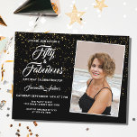 Elegantes 50 und fabelhaftes Black Gold Glitzer Fo Einladungspostkarte<br><div class="desc">Mit dieser eleganten und stilvollen Einladung laden Familie und Freunde zu einer 50. Geburtstagsfeier ein. Der goldene Glitzer auf schwarzem Hintergrund und die stilvolle Typografie. Sie können das Foto einfach durch eines Ihrer eigenen ersetzen und die Details anpassen.</div>
