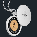 Elegantes 5. Jubiläum der Hochzeit von Holz Medaillon<br><div class="desc">Gedenken Sie den 5. Hochzeitstag mit diesem eleganten Schloss! Elegante Schwarz-Weiß-Schriften auf einem hellen, Imitat Holzkorn Hintergrund fügen eine unvergessliche Touch für diesen besondere Anlass und Meilenstein. Passen Sie sich mit den Namen des glücklichen Paares und den Terminen für ihr Jubiläum an. Design © W.H. Sim, Alle Rechte vorbehalten. Weitere...</div>