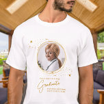 Elegantes Abschluss Custom Chic Graduate Gold Foto T-Shirt<br><div class="desc">Herzlichen Glückwunsch zum Abschluss Ihres Kindes! Als stolze Mutter hast du es verdient, deine Liebe und Unterstützung mit einem personalisierten T - Shirt zu zeigen. Dieses elegante, moderne Design besticht durch einen goldenen Rahmen, der Ihr Lieblingsstift Ihres Absolventen-Fotos darstellt. Dieses Shirt ist für alle Senioren, die dieses Jahr geschlossen werden,...</div>