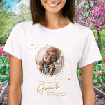 Elegantes Abschluss Custom Graduate Chic Gold Foto T-Shirt<br><div class="desc">Herzlichen Glückwunsch zum Abschluss Ihres Kindes! Als stolze Mutter hast du es verdient, deine Liebe und Unterstützung mit einem personalisierten T - Shirt zu zeigen. Dieses elegante, moderne Design besticht durch einen goldenen Rahmen, der Ihr Lieblingsstift Ihres Absolventen-Fotos darstellt. Dieses Shirt ist für alle Senioren, die dieses Jahr geschlossen werden,...</div>