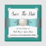 Elegantes Aquamarines Pearl Ribbon-Foto Save the D Magnet<br><div class="desc">Save the Date für Ihre Hochzeit mit einem schönen Magneten nach Maß. Dieser quadratische Magnet zeichnet sich durch ein unberührtes Perlen- und Banddesign auf einem zeitlosen aquamarinen Hintergrund aus, der auf Ihren Kühlschränken oder auf jeder anderen magnetischen Oberfläche angezeigt wird, um sie an Ihren besonderen Tag zu erinnern. Obwohl dieser...</div>