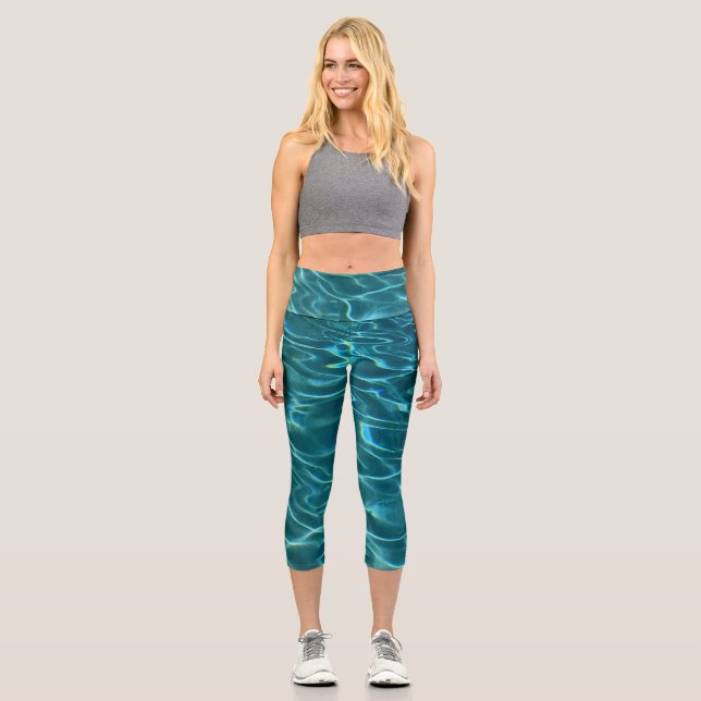 Elegantes, aquamarines Wassermuster Seewellen Capri Leggings (Vorderseite)