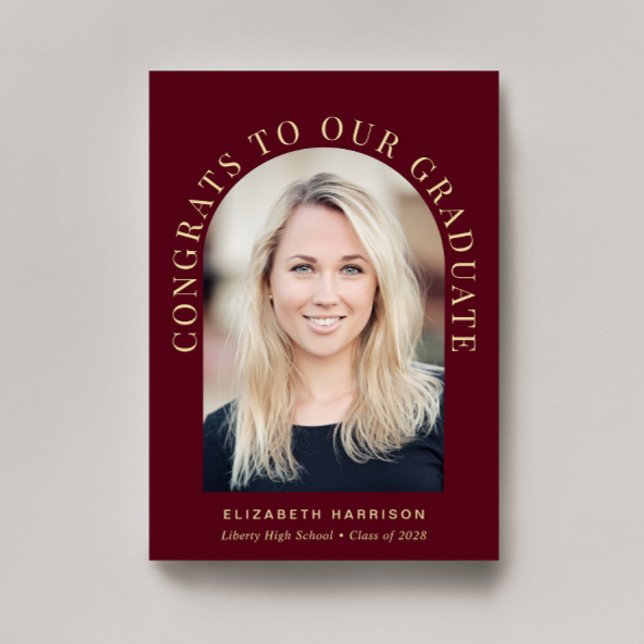 Elegantes Arch Foto Burgundy Red Abschluss Ankündigung (An elegant arch photo graduation announcement to celebrate the graduate's achievements)